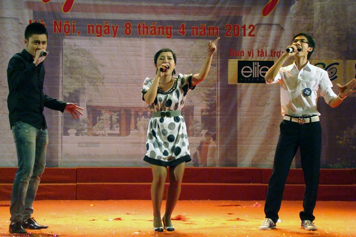 Vị giám khảo nữ ca sĩ Thái Thùy Linh lại góp cho cuộc thi những ca khúc nhạc đỏ sôi động trong Album Bộ đội của cô